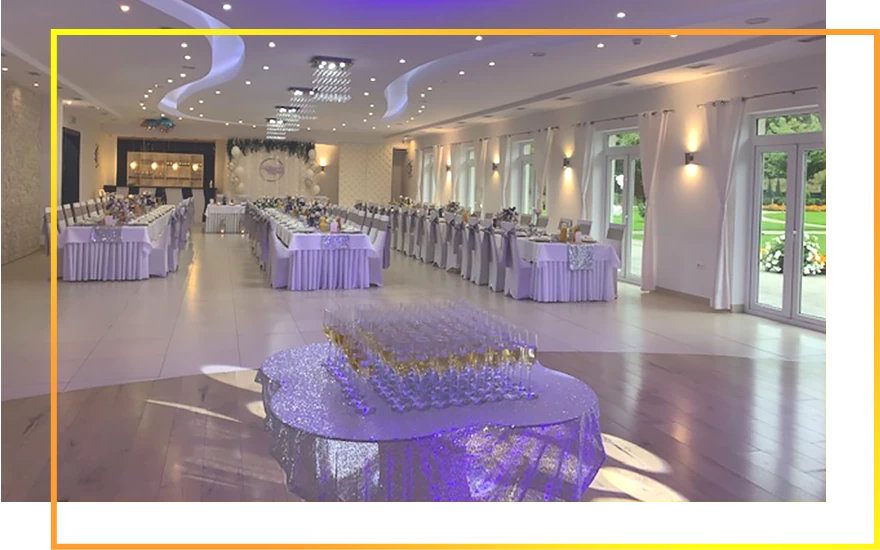 Sala weselna z fioletowym oświetleniem
